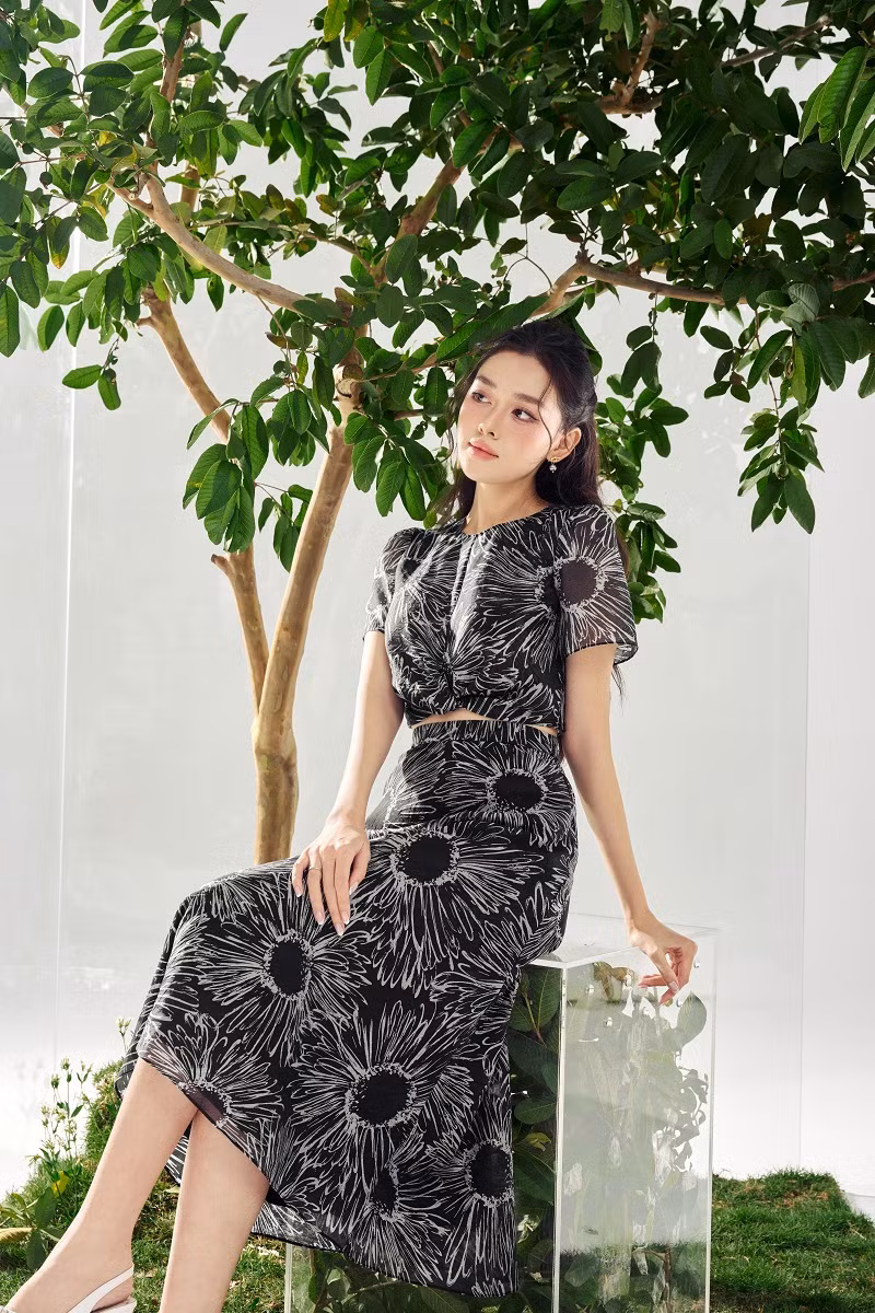 Áo croptop luôn là một xu hướng đang thu hút sự chú ý của những người yêu thời trang. Trong ảnh, nàng hậu khoe vòng eo thon thả cùng áo croptop vô cùng trendy. Kết hợp cùng chiếc chân váy họa tiết mang đến cho Tường San một diện mạo ngọt ngào, tươi mới.