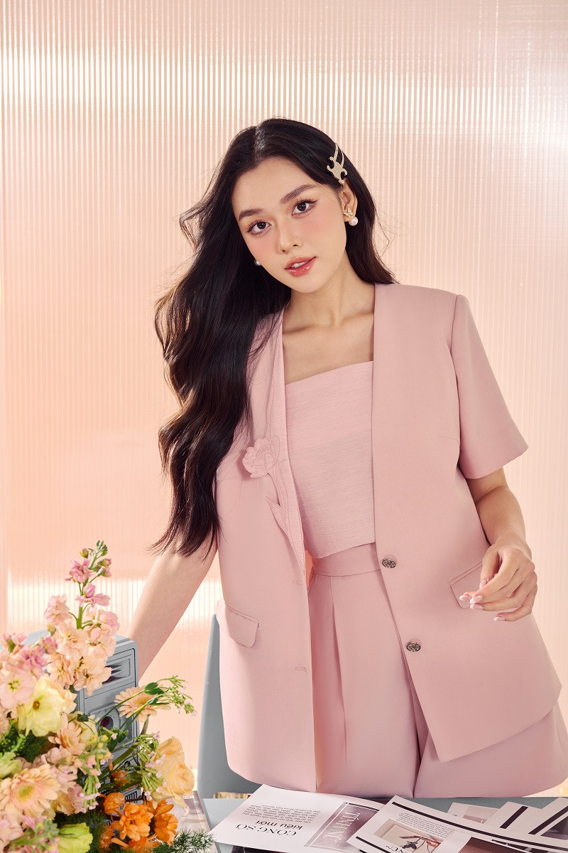 Một trong những phong cách thời trang được đánh giá cao đó chính là phối áo blazer cùng quần short. Đến nay, xu hướng này tiếp tục tạo nên cơn sốt tại các sàn diễn không chỉ quốc tế mà còn tại Việt Nam. Sự mát mẻ, năng động của quần short kết hợp cùng nét thanh lịch, cá tính của áo blazer chính là nét đối lập khiến thiết kế này thu hút.