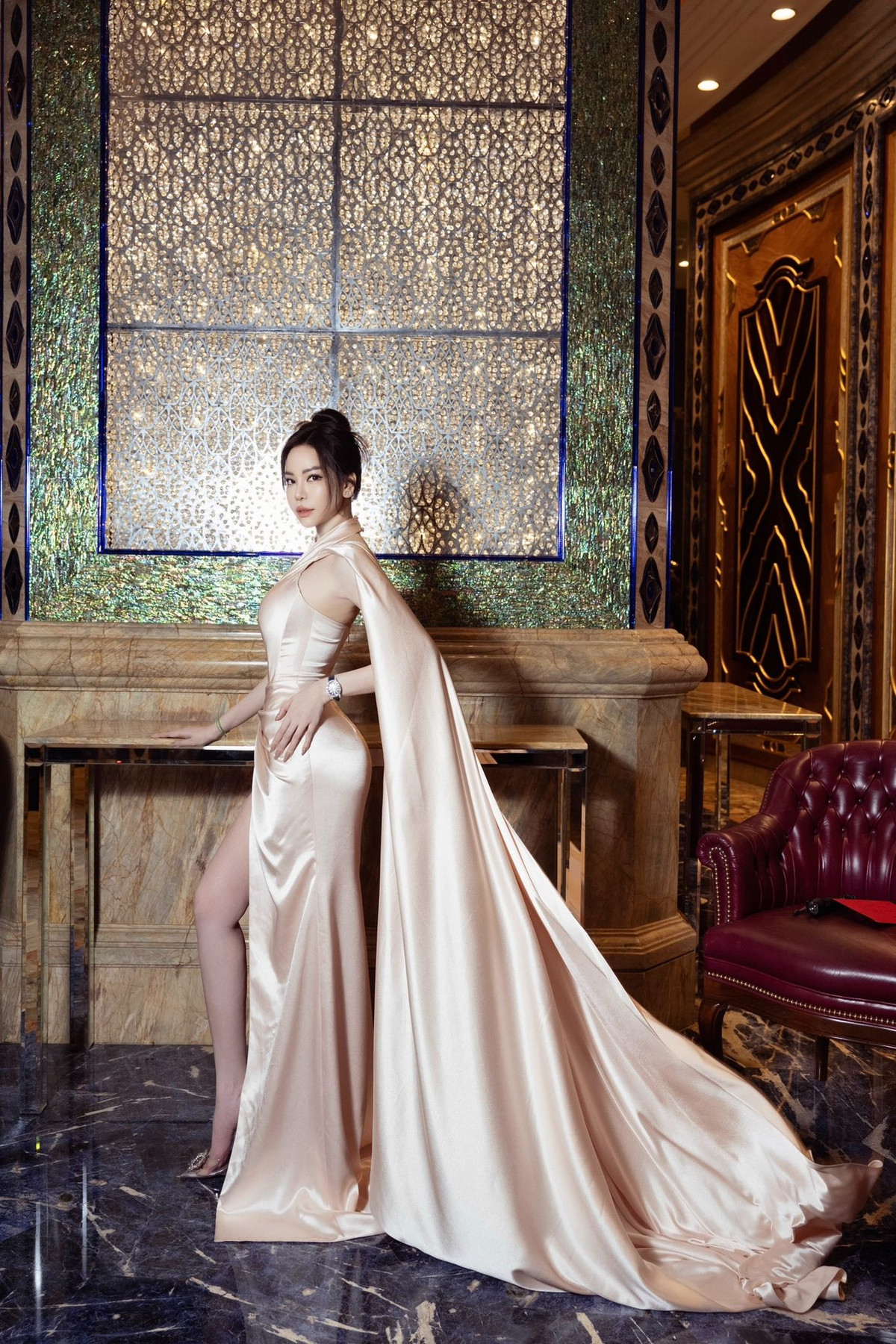 Với body đồng hồ cát số đo ba vòng 89-62-100 cm, nữ doanh nhân xinh đẹp đã “đốn tim” người đối diện khi khoe trọn tấm lưng kiêu sa, vòng eo “con kiến”.