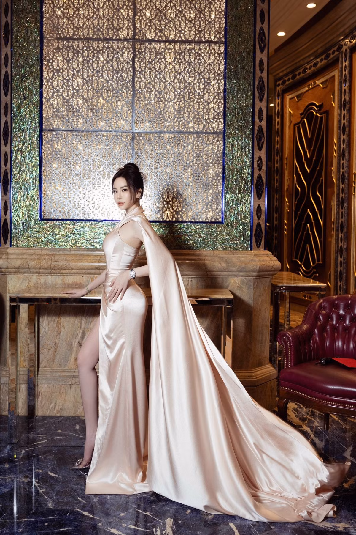 Với body đồng hồ cát số đo ba vòng 89-62-100 cm, nữ doanh nhân xinh đẹp đã “đốn tim” người đối diện khi khoe trọn tấm lưng kiêu sa, vòng eo “con kiến”.