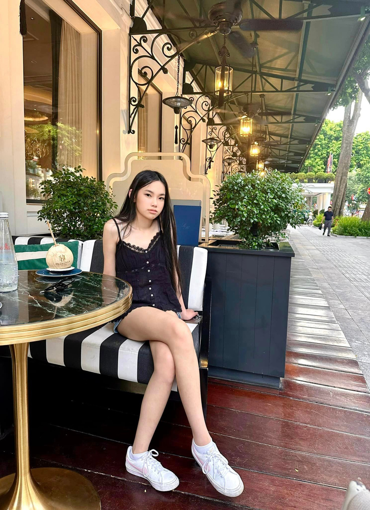 Ở tuổi 16, con gái Đào Lan Phương được khen thừa hưởng nhiều nét đẹp từ mẹ với gương mặt thanh tú, sở hữu đôi chân dài.