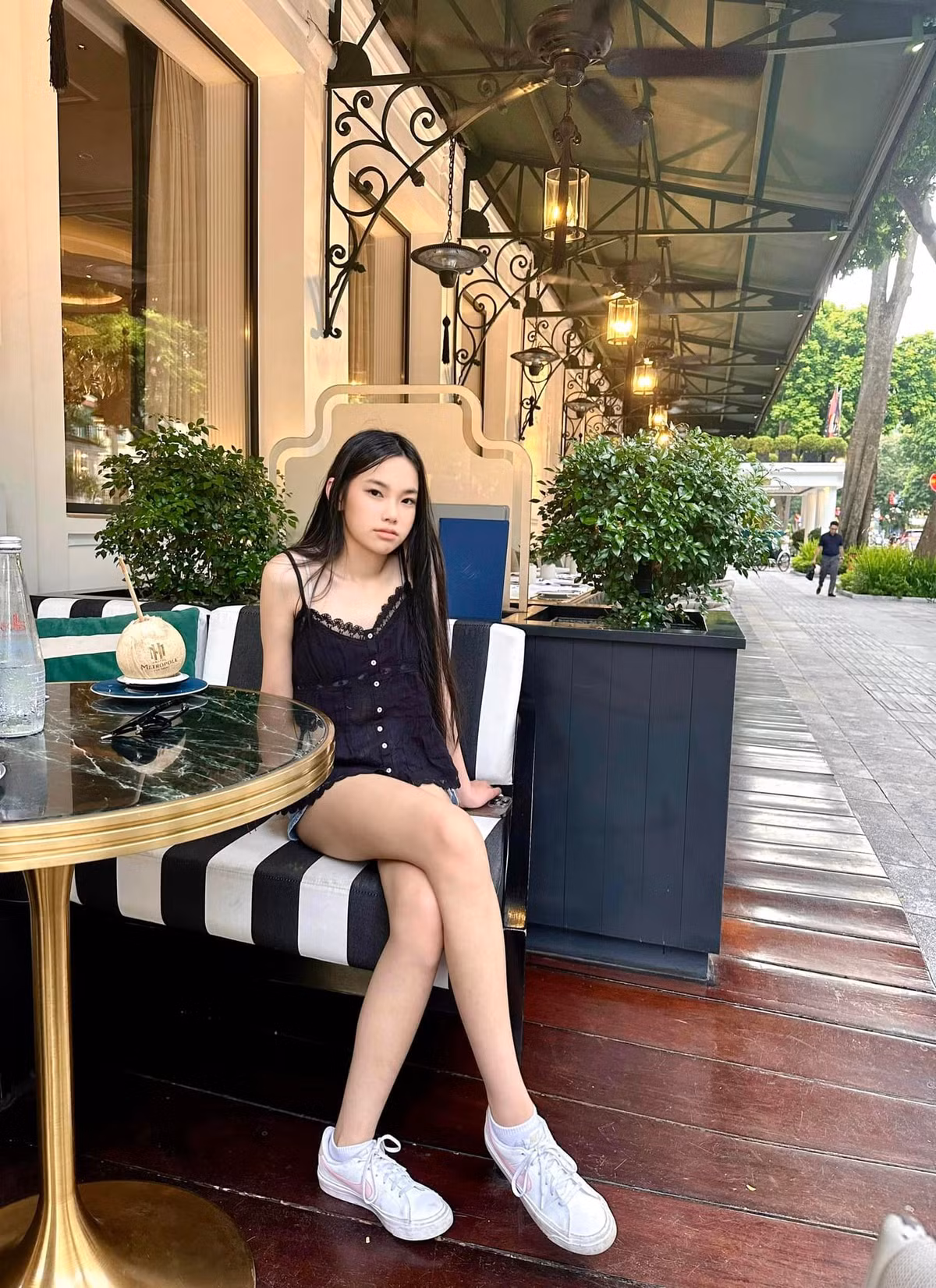 Ở tuổi 16, con gái Đào Lan Phương được khen thừa hưởng nhiều nét đẹp từ mẹ với gương mặt thanh tú, sở hữu đôi chân dài.