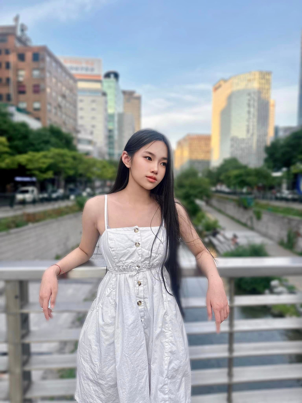 Trong loạt ảnh Đào Lan Phương chia sẻ, dung mạo cô con gái của nữ siêu mẫu hút sự chú ý với nhan sắc xinh đẹp.