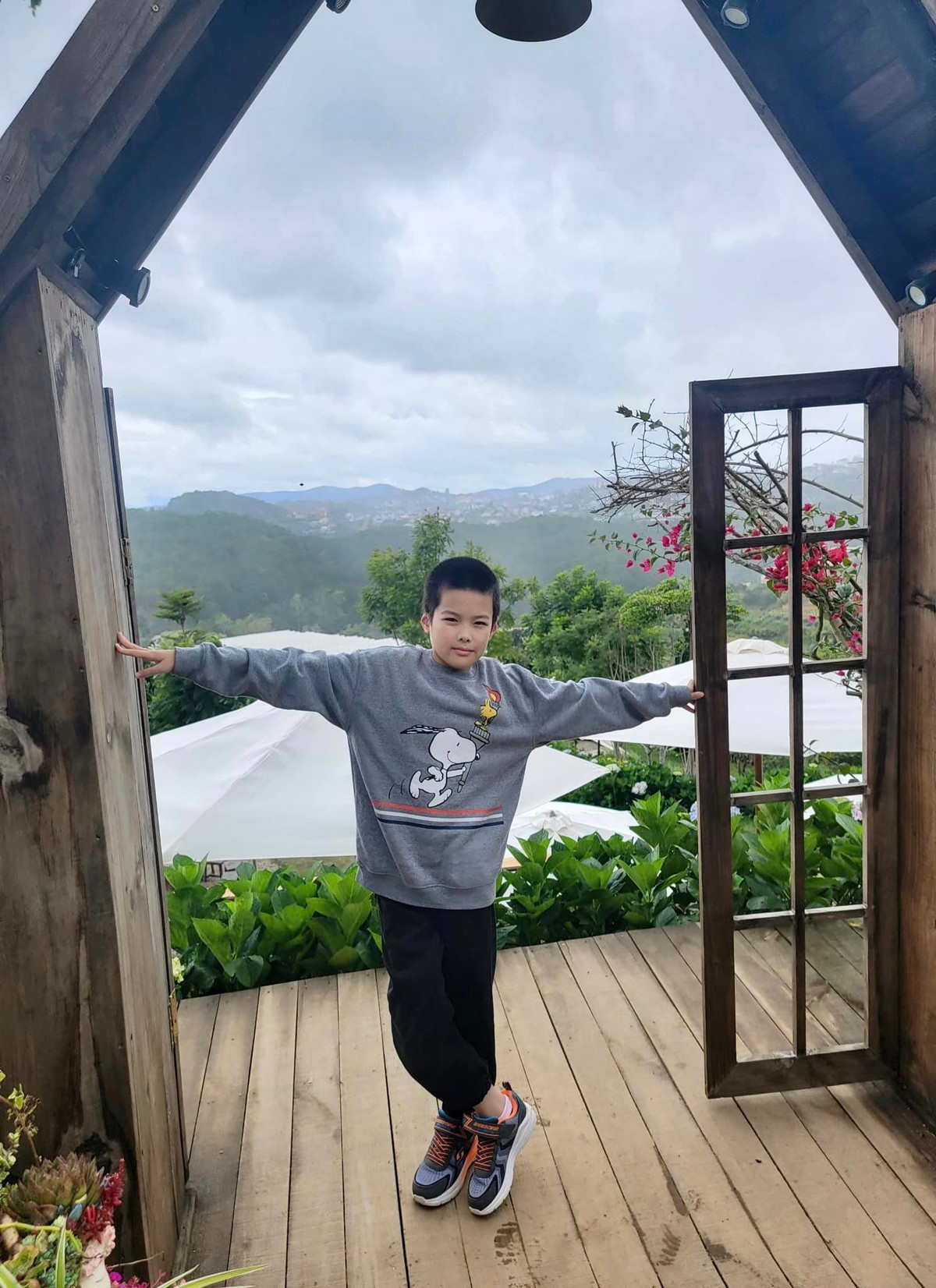 Con trai Đào Lan Phương thích thú khi đi du lịch cùng gia đình.