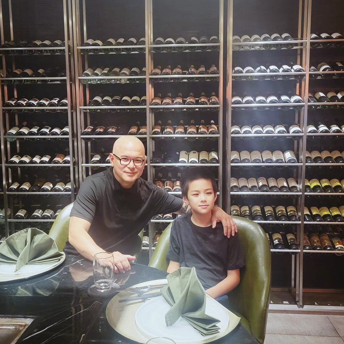 Doanh nhân Sammy Hoàng - chồng Đào Lan Phương chụp ảnh cùng con trai.