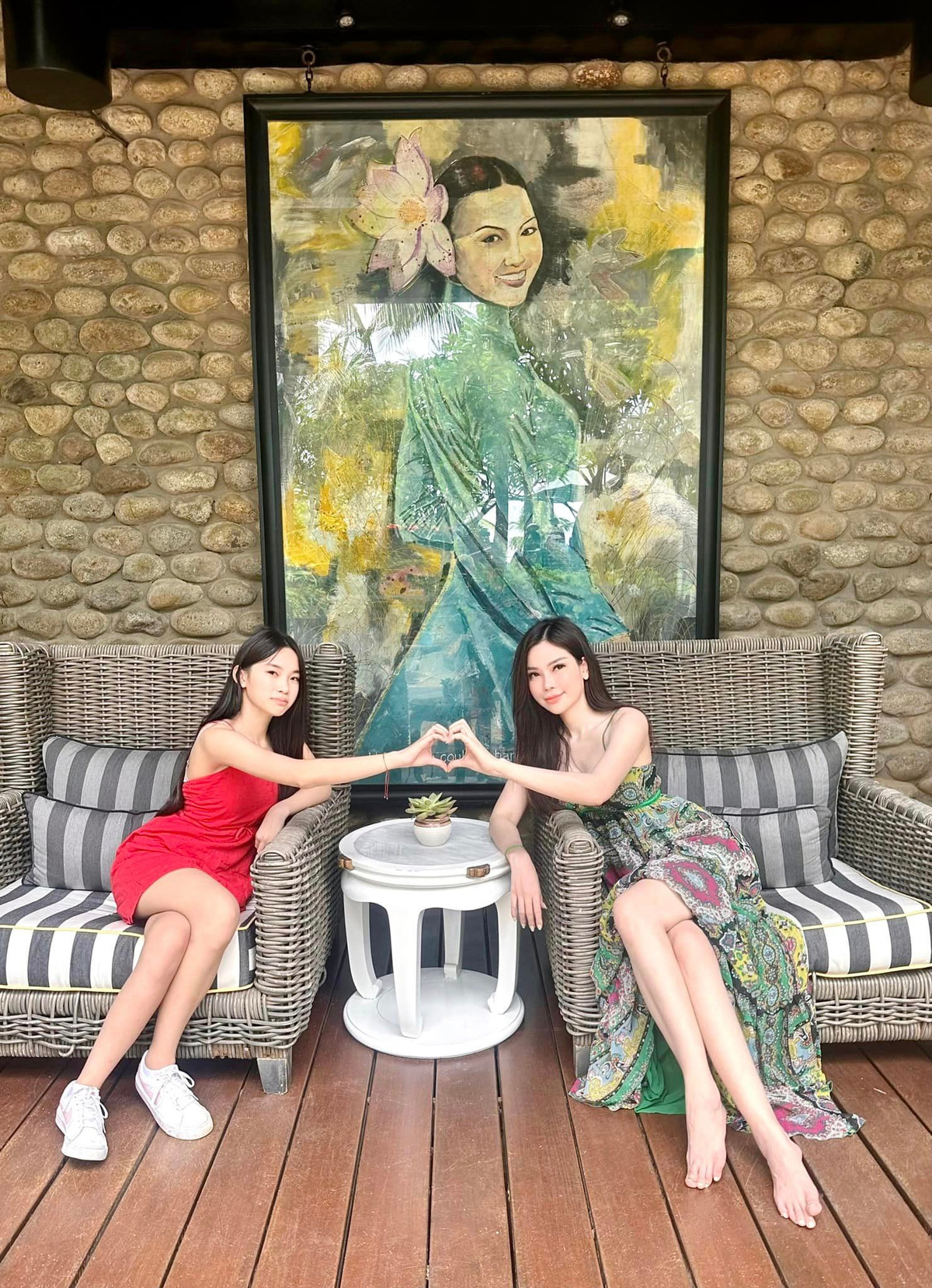 Đào Lan Phương sinh năm 1983, từng tham gia cuộc thi Siêu mẫu Việt Nam 2004. Khi sự nghiệp đang lên, cô kết hôn với con trai tỷ phú Hoàng Kiều và theo chồng sang Mỹ định cư.