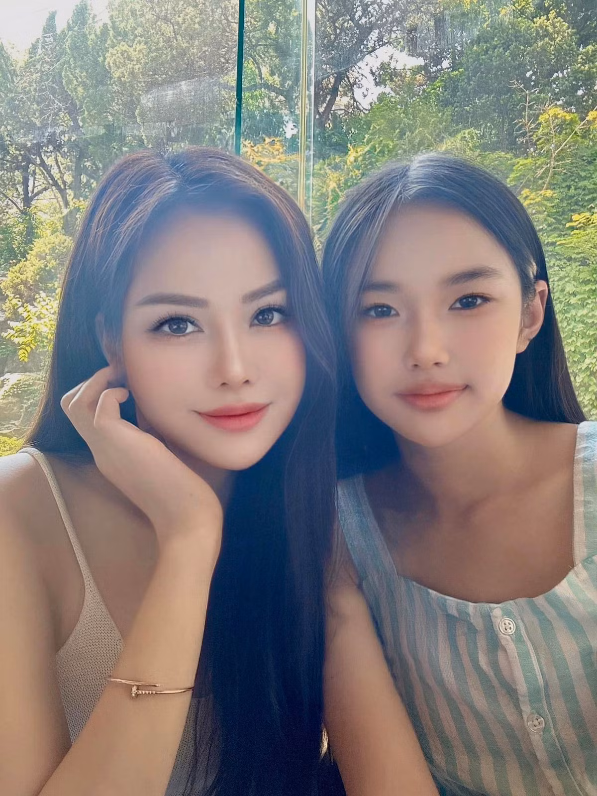 Mới đây, con trai tỷ phú Hoàng Kiều - doanh nhân Sammy Hoàng đã đưa hai con về Việt Nam đoàn tụ cùng vợ - siêu mẫu Đào Lan Phương.