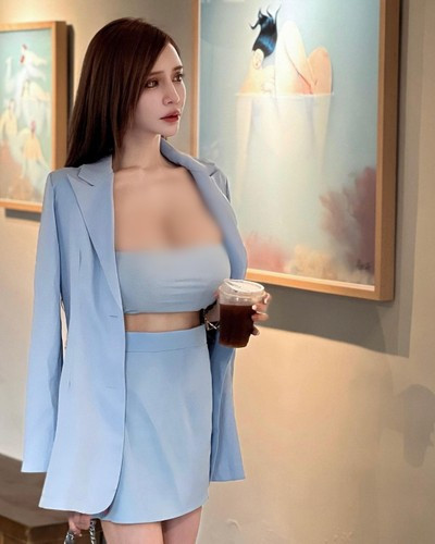 Chỉ cần xuất hiện trên phố, dù diện đồ cực đơn giản, Nguyên Hân cũng có thể khiến mọi sự chú ý đổ dồn vào mình.