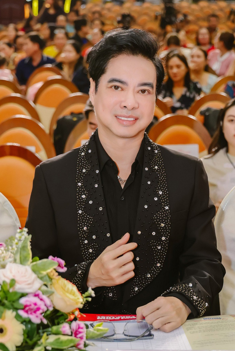 Danh ca Ngoc Son tiet lo ly do lam liveshow o chau Au-Hinh-2