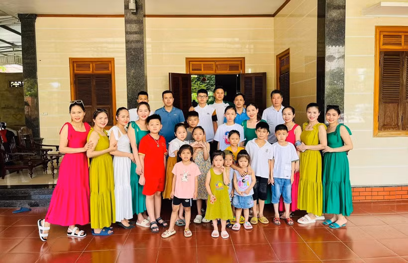 Gia dinh o Nghe An co 8 con gai cung theo nganh y, duoc-Hinh-3