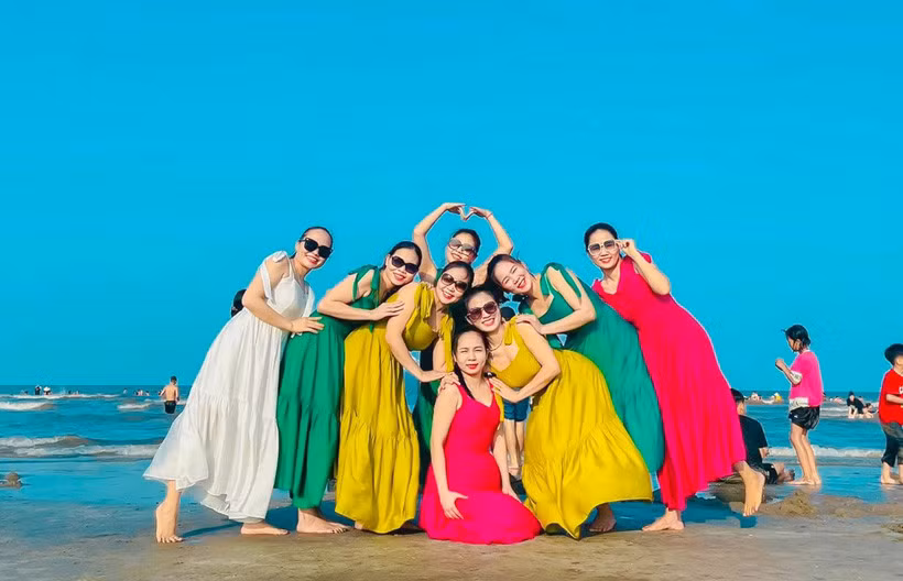 Gia dinh o Nghe An co 8 con gai cung theo nganh y, duoc-Hinh-2