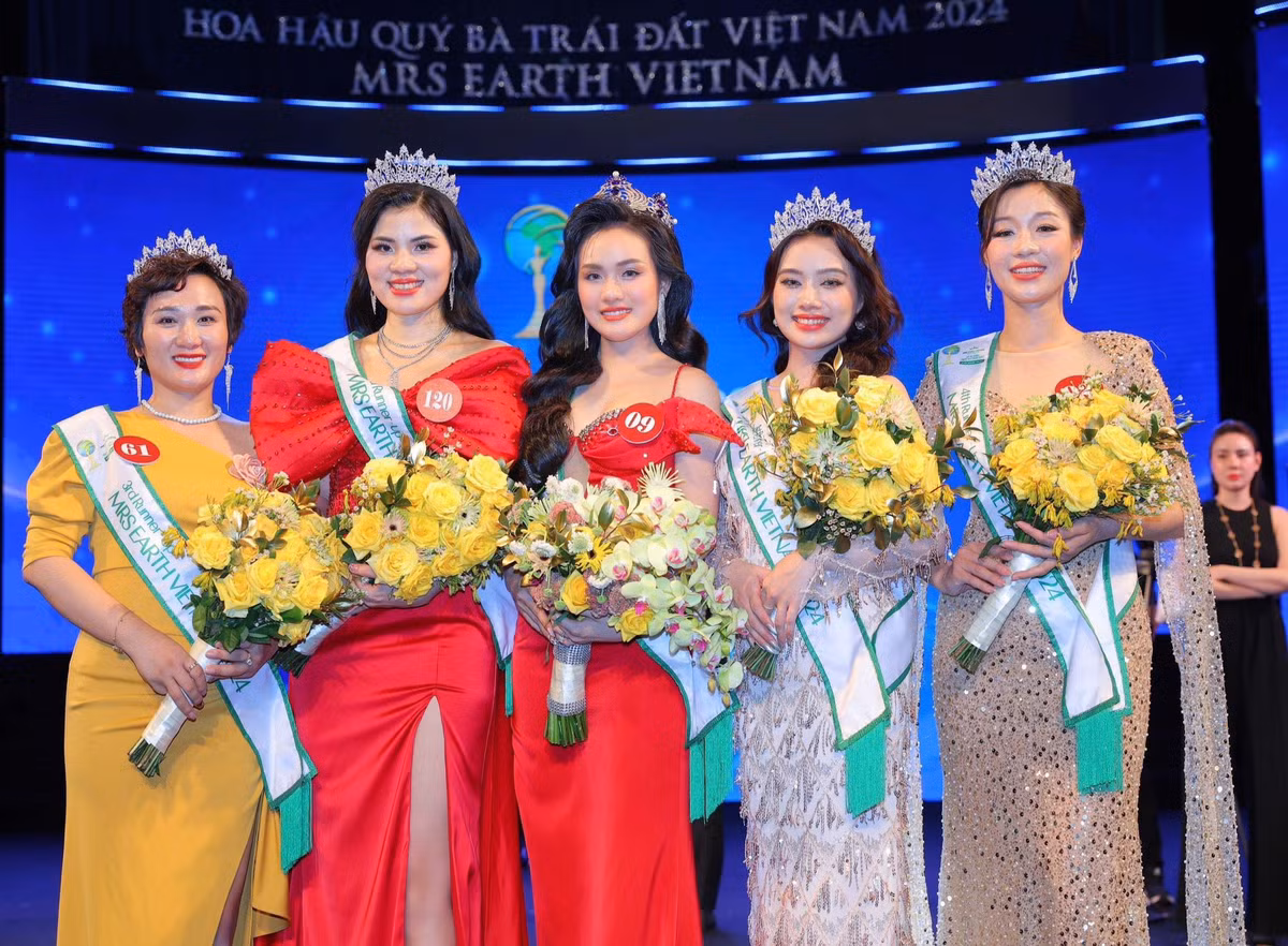 Vu Thi Hoa dang quang Hoa hau Quy ba Trai dat Viet Nam-Hinh-2