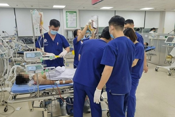 Cuu song cu ba bi ngung tim, suy ho hap do nhoi mau phoi