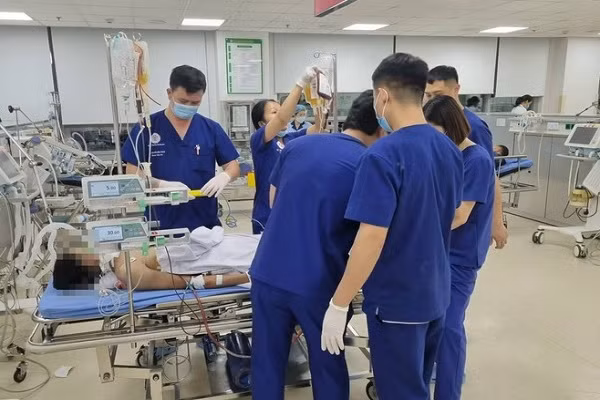 Cuu song cu ba bi ngung tim, suy ho hap do nhoi mau phoi