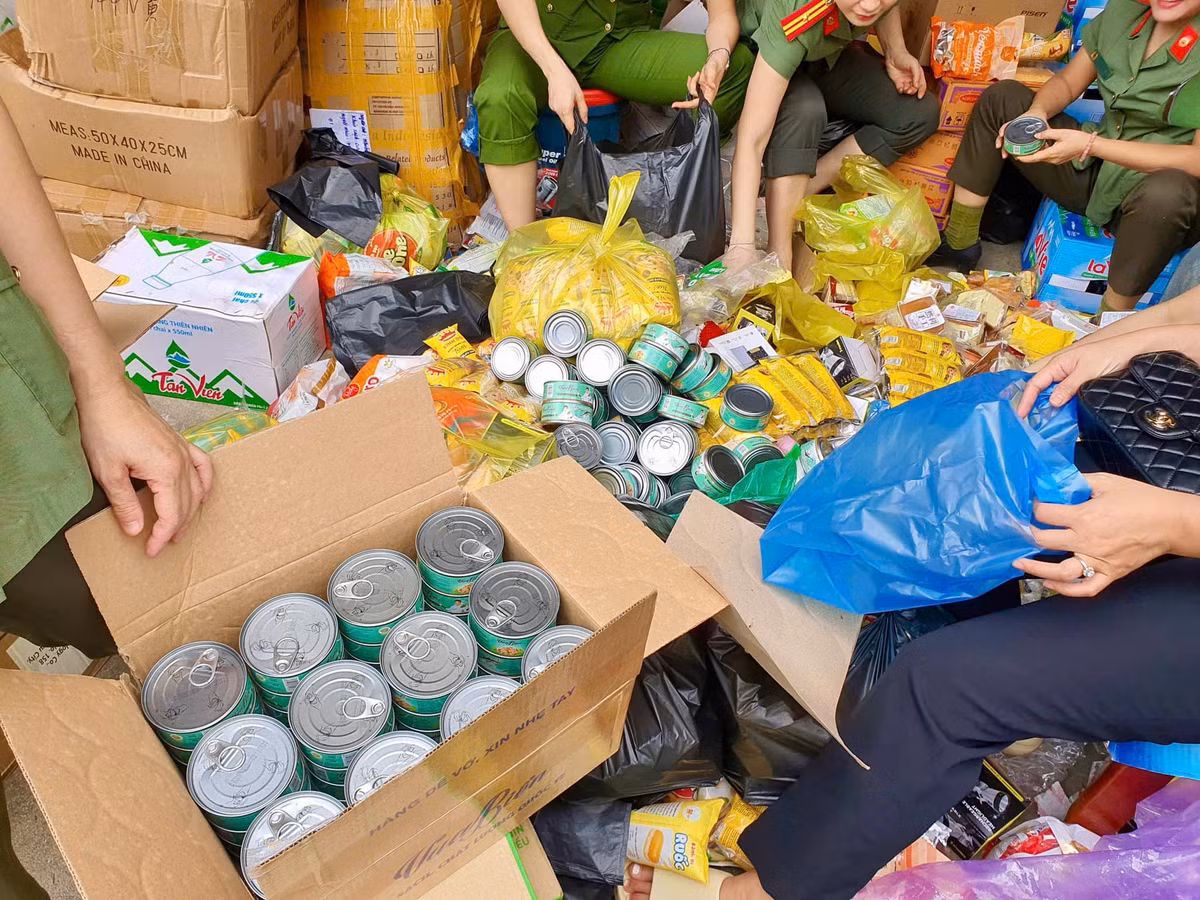 Dam Vinh Hung gui 10.000 hop ca, 250 trieu cho dan vung lu-Hinh-2