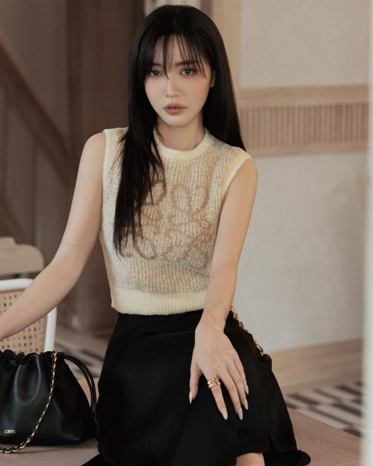 Đặc biệt gần đây rộ tin đồn Bích Phương hẹn hò Tăng Duy Tân. Anh cũng chính là người sáng tác ca khúc "Nâng chén tiêu sầu" cùng với Drum7. Tuy nhiên, hiện tại cặp đôi vẫn chưa lên tiếng về tin đồn.