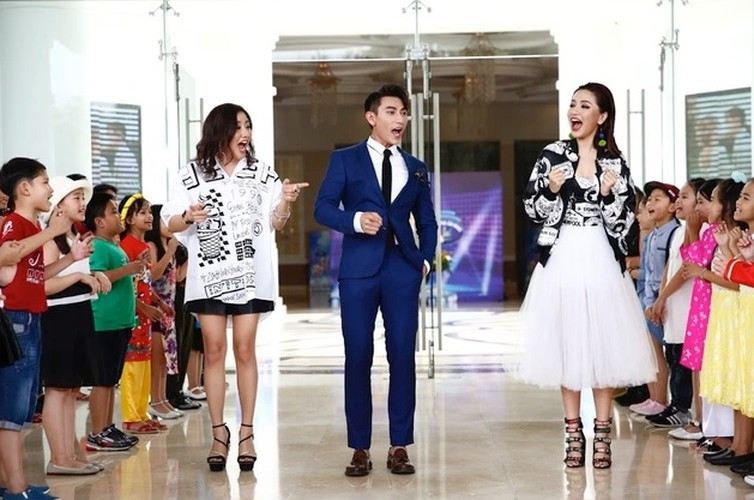 Sau album đầu tay ra mắt năm 2013 thành công ngoài mong đợi, Bích Phương cho ra đời một loạt bản hit đình đám những năm sau đó. Tên tuổi giọng ca "Bùa yêu" nhờ đó mà đến gần hơn với công chúng. Năm 2017, nữ ca sĩ đảm nhận vai trò giám khảo của Vietnam Idol Kids cùng với Isaac và Văn Mai Hương. Ảnh: BTC