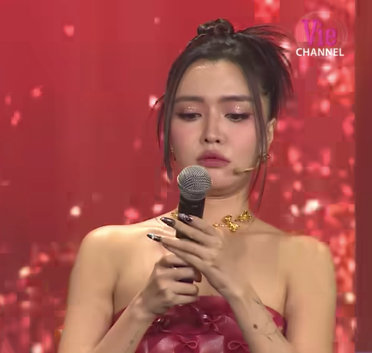 Bích Phương với biểu cảm hài hước khi tham gia chương trình Tết mang tên "Sóng 23". Ảnh: Sóng 23.