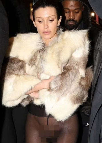 Nữ kiến trúc sư 29 tuổi đã mặc bộ trang phục hở hang nhất từ trước đến nay khi diện một đôi tất mỏng nhưng không mặc quần lót trong chuyến đi chơi với chồng Kanye West. (Ảnh: Backgrid)