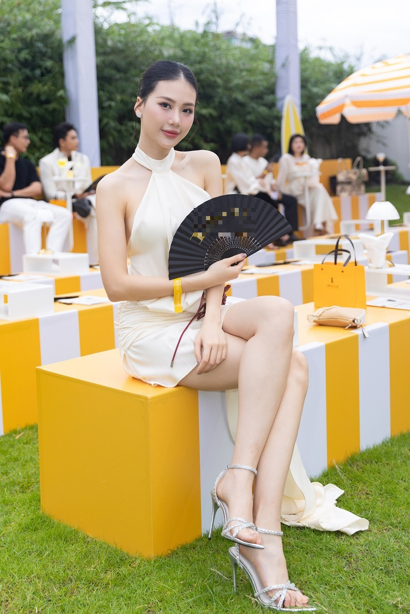 Xuất hiện tại sự kiện, nàng hậu diện thiết kế gợi cảm, khoe sắc vóc đáng ngưỡng mộ.