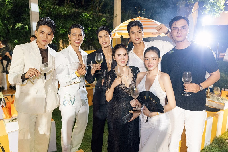 Ngoài ra, sự kiện còn có sự góp mặt của dàn sao Việt như: Nhà thiết kế Lâm Gia Khang, nhà thiết kế Adrian Anh Tuấn, người mẫu Bảo Hòa, Á hậu Huỳnh Phạm Thủy Tiên, Giám đốc sáng tạo Hà Đỗ...