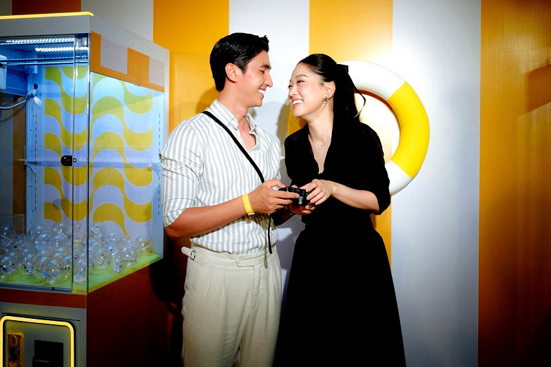 Á hậu Phương Nga được ông xã Bình An hộ tống tham dự sự kiện.