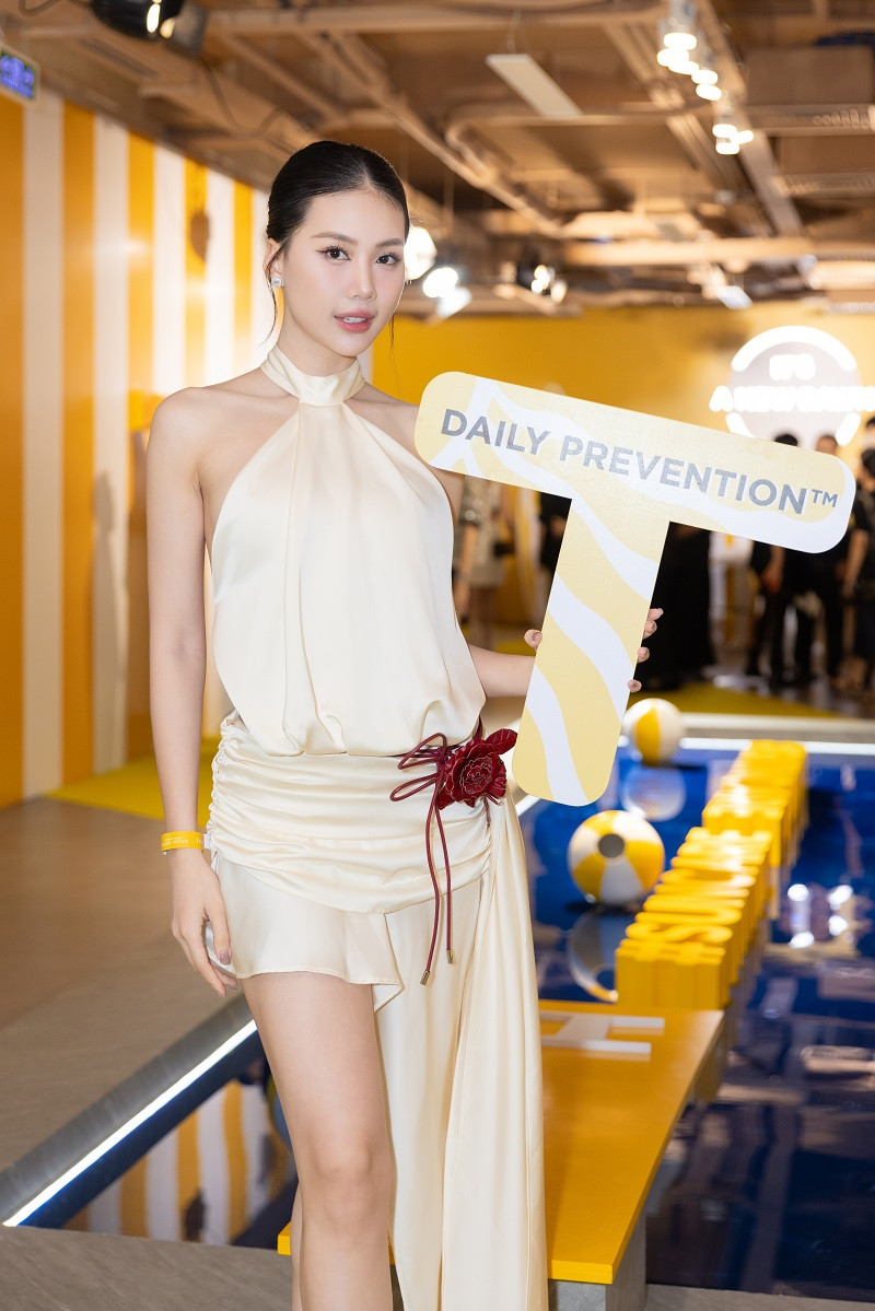 Tối 28/8, Hoa hậu Bùi Quỳnh Hoa cùng dàn sao Việt đình đám đã góp mặt trong sự kiện về làm đẹp tại TP HCM.