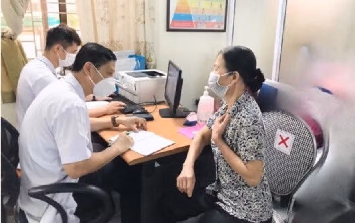 Chói mắt, run tay chân, sụt cân... dễ bệnh tuyến giáp Choi mat, run tay chan, sut can... de benh tuyen giap