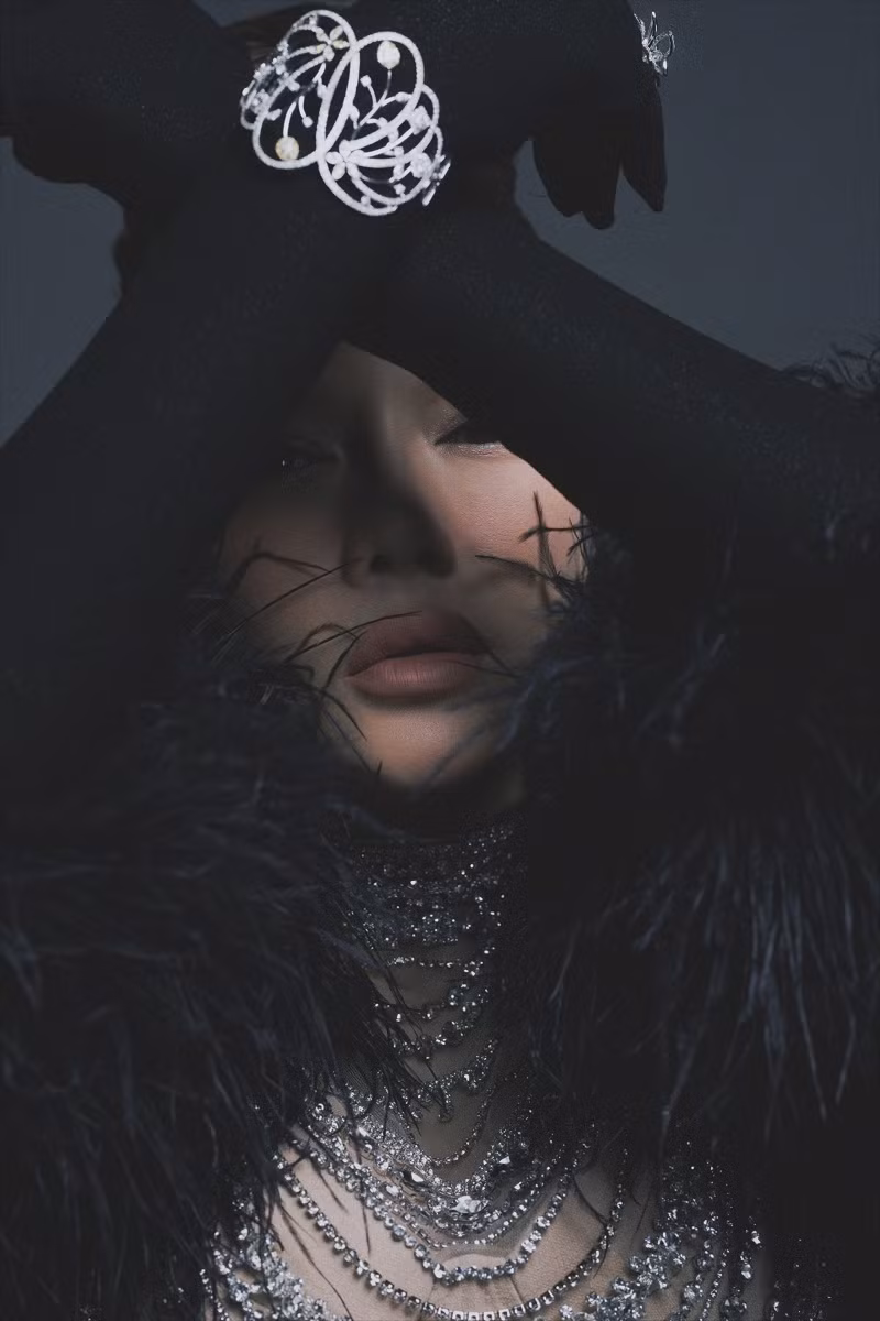 Cô nói thêm stylist đã “làm khó" mình với bộ trang phục lần này. Người đẹp hài hước chia sẻ trên trang cá nhân: “Trong vòng 3 tiếng, Kỳ không thể trả lời điện thoại, nhắn tin vì đeo găng tay đen. Chắc stylist bắt tui giảm sự nhiều chuyện trong sự kiện trao giải lớn".