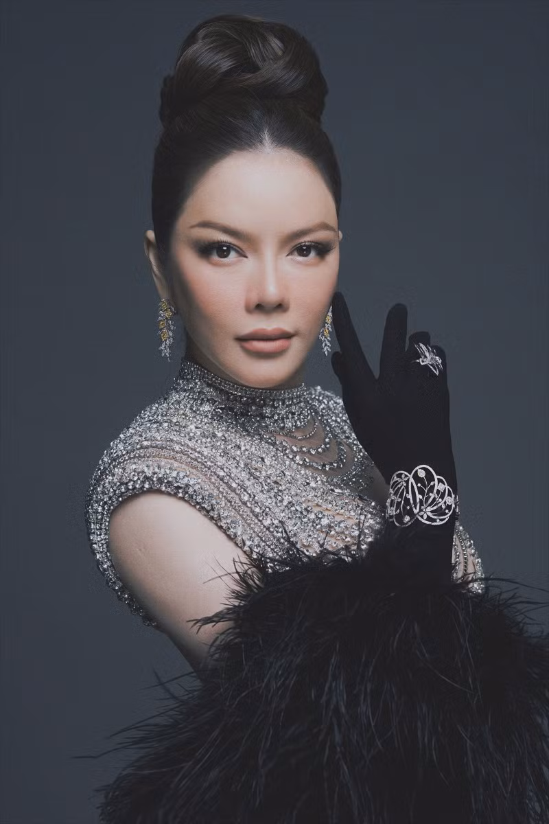 Đặc biệt ở lần xuất hiện này, Lý Nhã Kỳ tiếp tục “chơi lớn" khi phối cùng bộ trang sức trị giá 2 tỷ đồng gồm nhẫn, vòng tay và hoa tai.