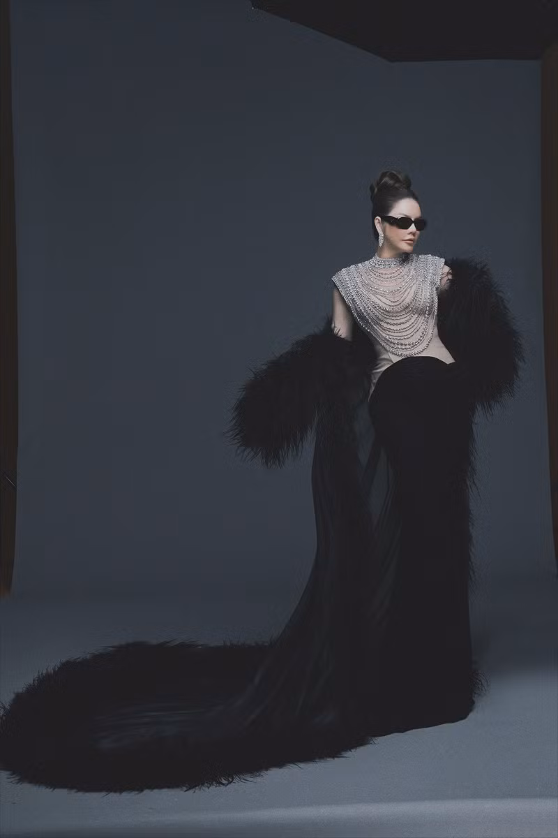 Điểm nhấn của bộ trang phục là phần thân trên mang tông màu nude với họa tiết dây bắt mắt giúp nữ diễn viên phim Kiều nữ và đại gia khoe vòng một căng đầy cùng eo thon.