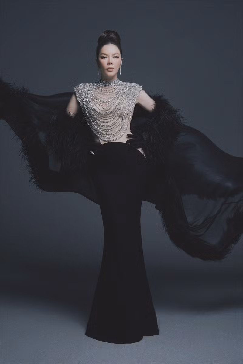 Người đẹp không tuổi chọn cho mình chiếc váy phom dáng bó sát, tôn đường cong nóng bỏng.