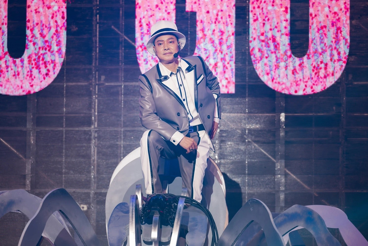 Ở tập 6, người xem reo hò, hát cùng Hồng Sơn và Duy Khánh, Thiên Minh, Bùi Công Nam, Thanh Duy, S.T Sơn Thạch trong liên khúc Cao gót - Gót hồng. Hồng Sơn đứng trên con lật đật in hình quả bóng, thể hiện niềm tin vững vàng và không bao giờ gục ngã trước thử thách. Để có màn trình diễn ổn định, Hồng Sơn đã dành một tuần tập kỹ năng xiếc ở công viên Tao Đàn (TP.HCM).