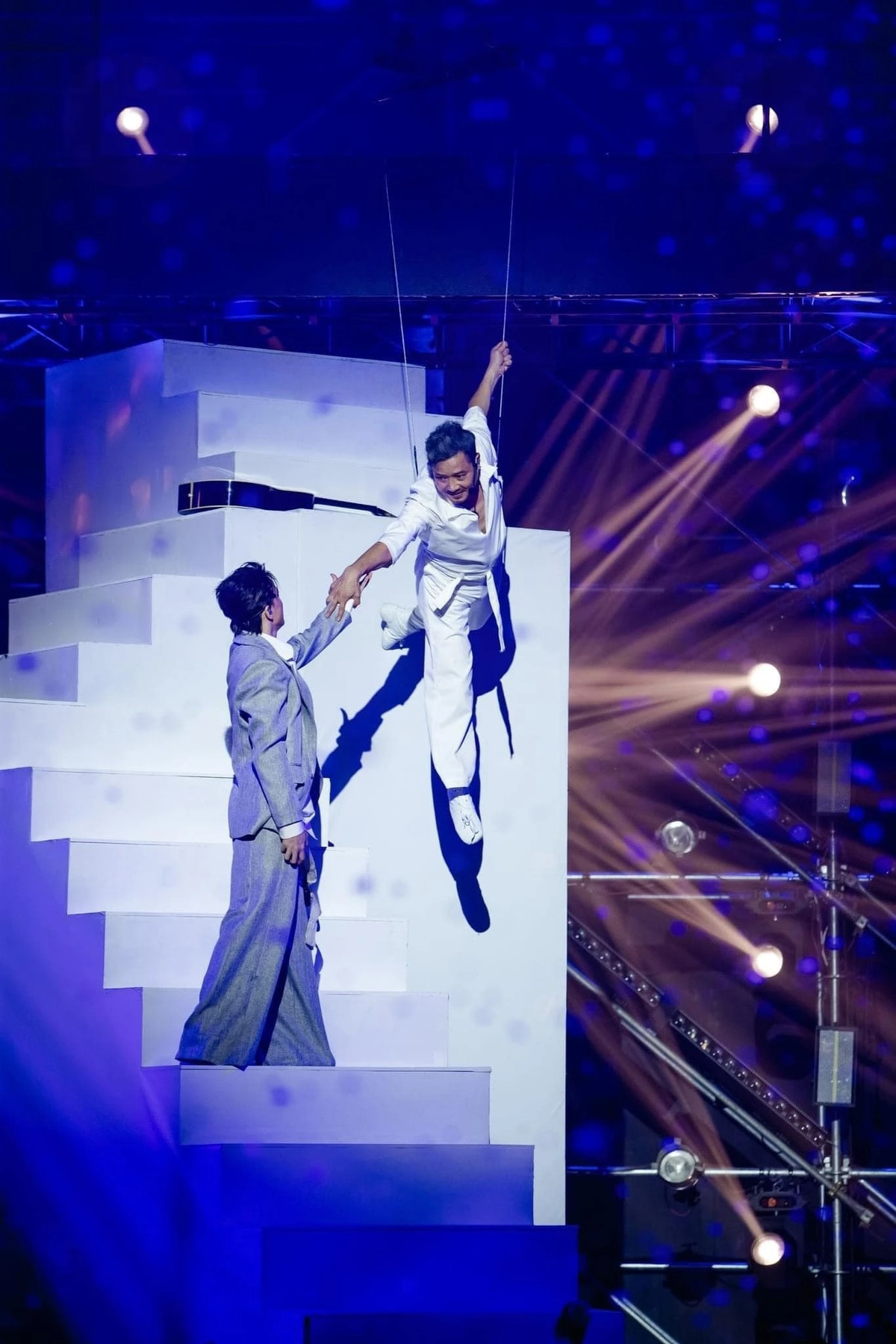 Trong tất cả công diễn, anh tài lớn tuổi nhất show luôn chơi và cố gắng hết mình, khắc chế nỗi sợ độ cao khi đu người trên không, hay gây chú ý với màn đọc rap rõ chữ, tuy không quá nhuần nhuyễn nhưng nỗ lực của anh xứng đáng được ghi nhận. Anh tài Quốc Thiên dành lời có cánh cho Hồng Sơn: "Anh Hồng Sơn duyên dáng, dễ thương, chịu chơi, chịu làm. Tuy là vận động viên, mọi thử thách về nhảy, hát, rap… anh cân tất. Các anh em đều đồng ý anh Sơn đúng nghĩa anh trai vượt ngàn chông gai".