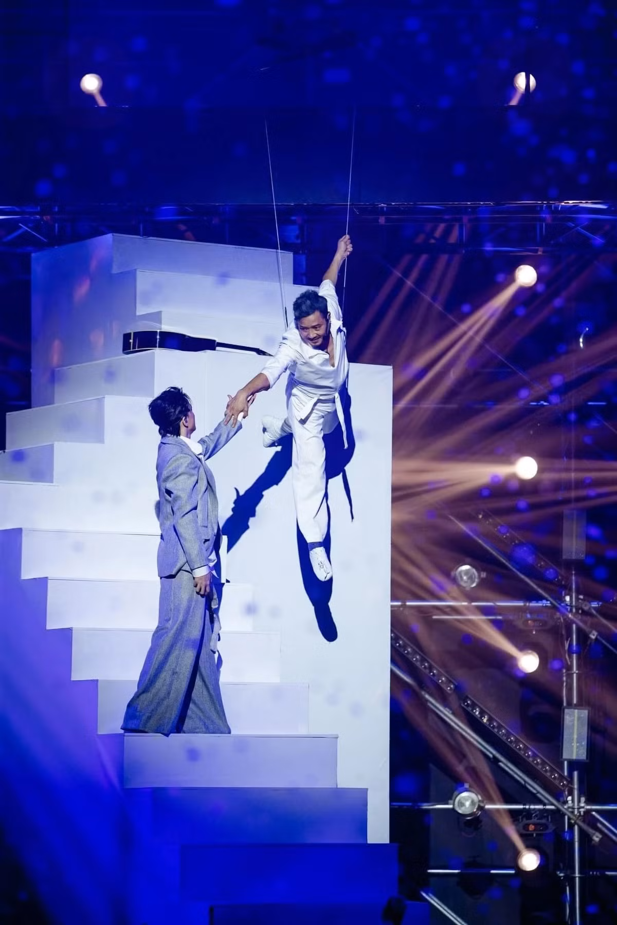 Trong tất cả công diễn, anh tài lớn tuổi nhất show luôn chơi và cố gắng hết mình, khắc chế nỗi sợ độ cao khi đu người trên không, hay gây chú ý với màn đọc rap rõ chữ, tuy không quá nhuần nhuyễn nhưng nỗ lực của anh xứng đáng được ghi nhận. Anh tài Quốc Thiên dành lời có cánh cho Hồng Sơn: "Anh Hồng Sơn duyên dáng, dễ thương, chịu chơi, chịu làm. Tuy là vận động viên, mọi thử thách về nhảy, hát, rap… anh cân tất. Các anh em đều đồng ý anh Sơn đúng nghĩa anh trai vượt ngàn chông gai".