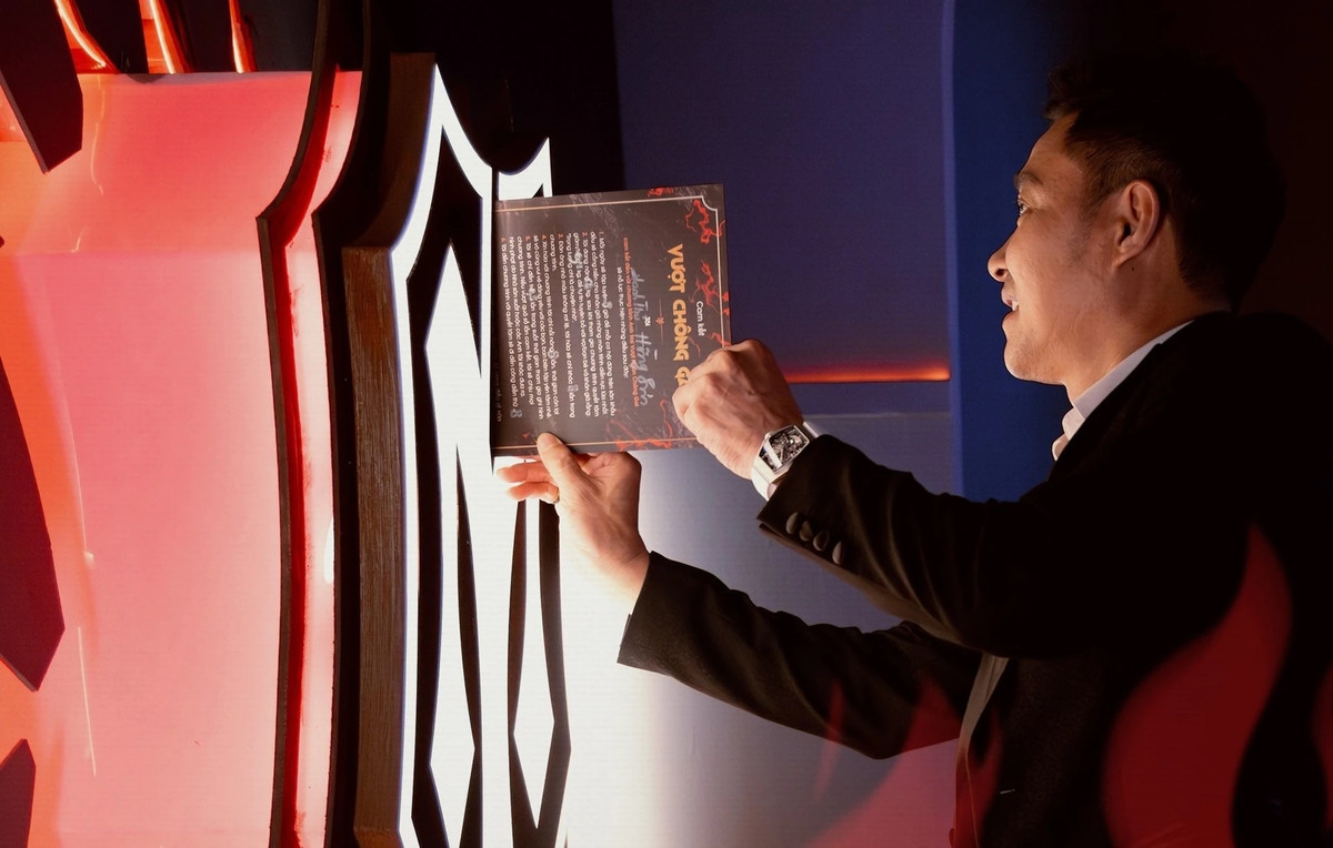 "Lúc bước ra khỏi cánh cửa ngôi nhà chung, tôi không chỉ mang theo nhiều kỷ niệm mà còn là tình cảm chân thành, sâu sắc với mọi người", anh chia sẻ trước khi rời chương trình Anh trai vượt ngàn chông gai.