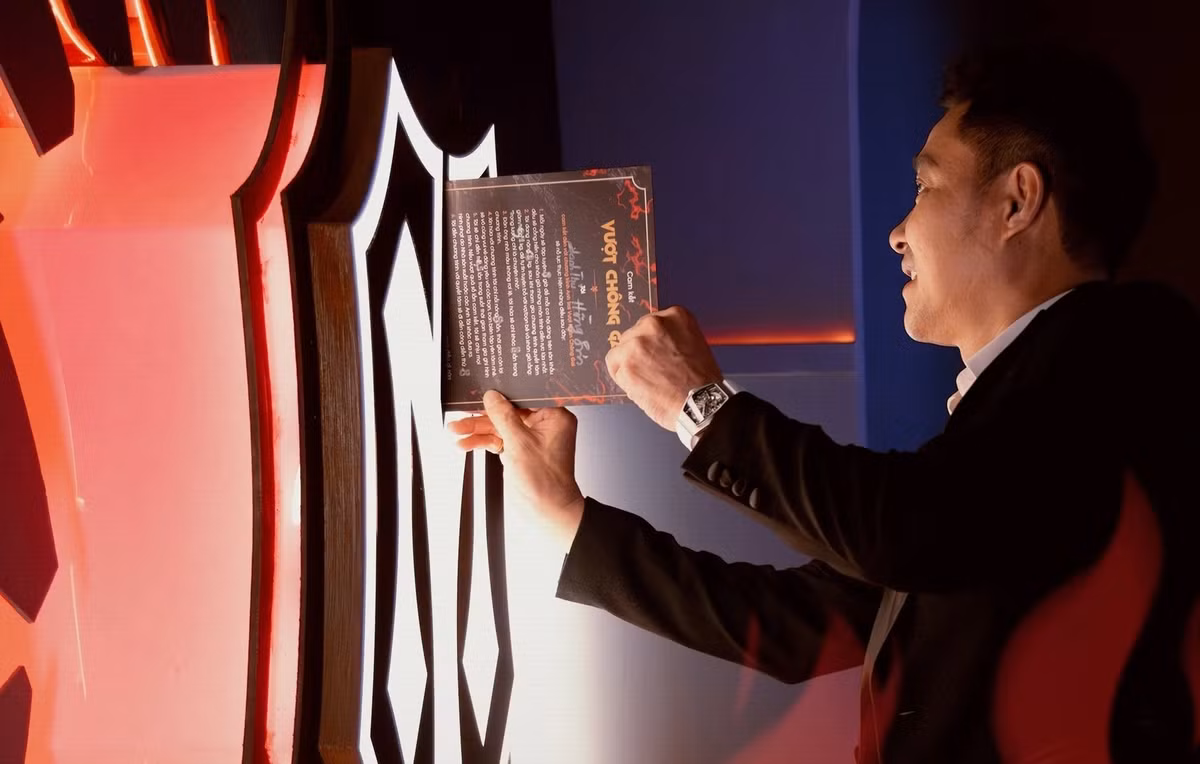 "Lúc bước ra khỏi cánh cửa ngôi nhà chung, tôi không chỉ mang theo nhiều kỷ niệm mà còn là tình cảm chân thành, sâu sắc với mọi người", anh chia sẻ trước khi rời chương trình Anh trai vượt ngàn chông gai.