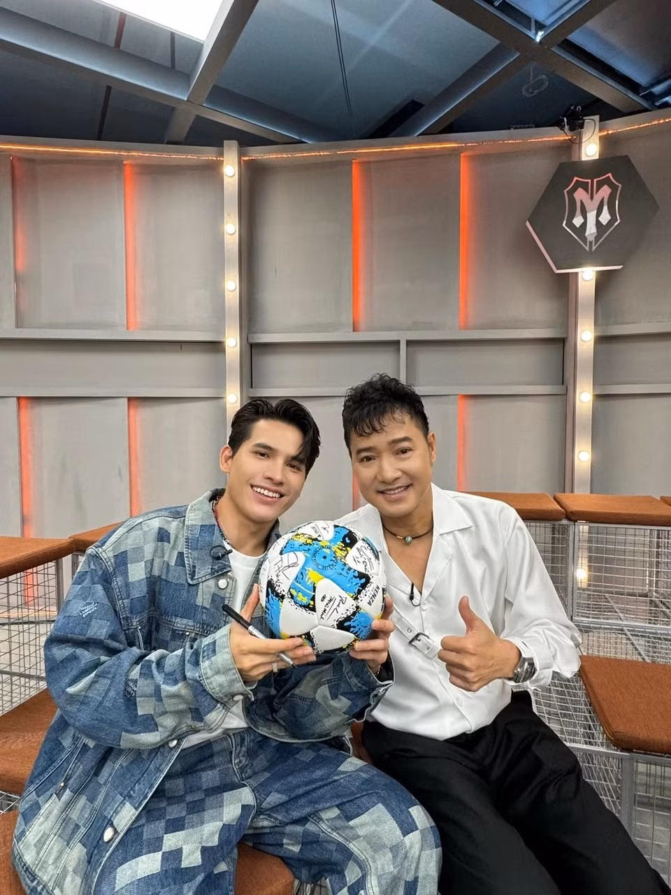 Quan sát cách Hồng Sơn giao tiếp, đối xử với mọi người, các anh tài khác thấy quý mến đàn anh nhiều hơn. Danh thủ được nhận xét hiền lành, ấm áp, nhẹ nhàng và khiêm tốn, chịu diễn tiểu phẩm, tích cực "quăng miếng" cùng anh em.