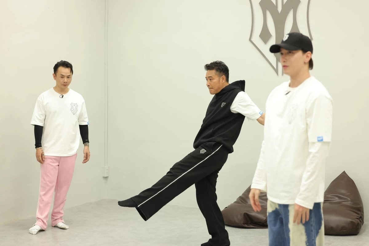 Diễn viên Trương Thế Vinh nói Hồng Sơn lớn tuổi, bị đứt dây chằng nhưng luôn chăm chỉ, có mặt đầy đủ ở các buổi tập luyện. Tham gia Anh trai vượt ngàn chông gai, Hồng Sơn cho biết muốn vượt qua điểm yếu, thử những điều chưa bao giờ làm với tinh thần truyền cảm hứng cho các con.