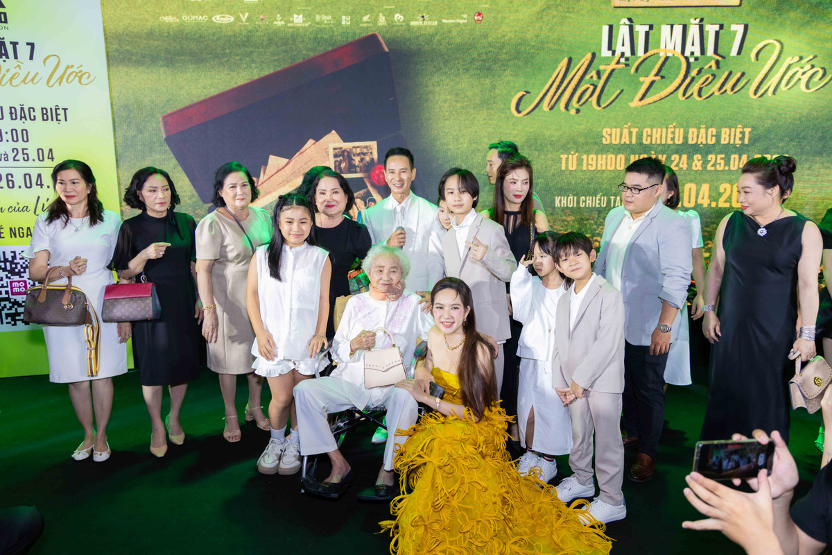 Ở tuổi 99, mẹ của Lý Hải cùng đại gia đình lên sân khấu để ủng hộ nam đạo diễn ra mắt một bộ phim cảm xúc và ý nghĩa về gia đình.