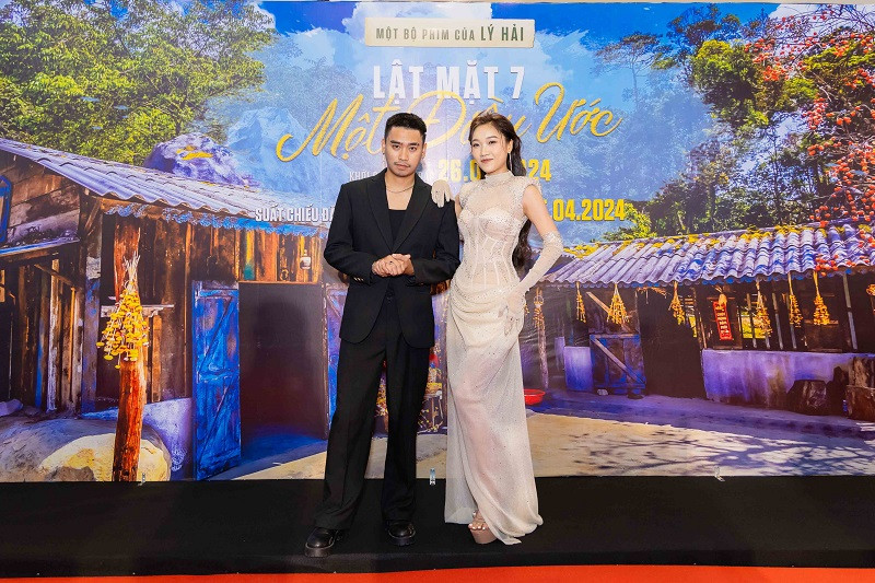 Khác với những cảnh hành động hoành tráng như những phần trước, Lật mặt 7: Một điều ước tập trung vào cuộc sống hằng ngày của một gia đình đa thế hệ, bao gồm ông bà, con cái, dâu rể và cháu nội, cháu ngoại.