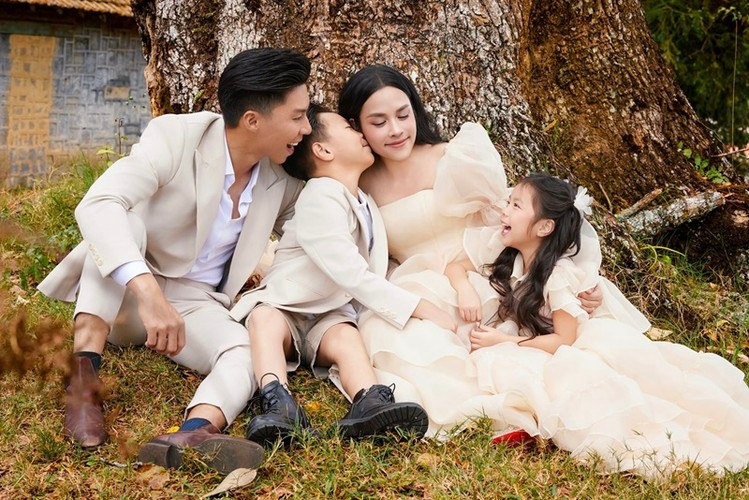 Dịp sinh nhật Quốc Nghiệp, "O Sen" viết: "Chúc mừng sinh nhật anh người yêu Giang Quốc Nghiệp. Chúc cho tất cả những ước muốn của anh sẽ sớm được hoàn thành và mãi là điểm tựa cho gia đình bé nhỏ của chúng ta để "dính một cục" luôn tràn ngập tiếng cười cùng vô vàn tình yêu thương ấm áp nhé. Anh nhớ chuyển khoản để em mua quà tặng anh nha".