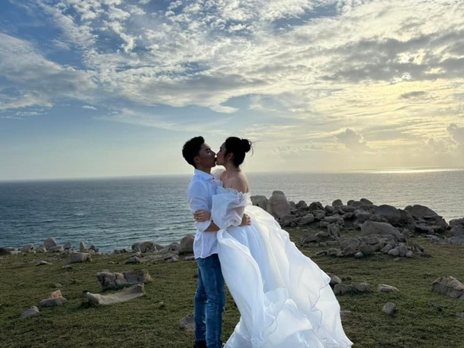 Quốc Nghiệp chiều chuộng Ngọc Mai hết mực. Kiếm được bao nhiêu tiền, anh đều đưa hết cho vợ quản lý.