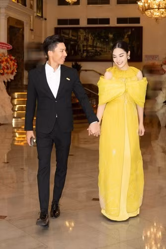 Quốc Nghiệp cho biết, anh sẵn sàng lùi về sau một bước, làm hậu phương vững chắc để vợ phát triển sự nghiệp. "Hoàng tử xiếc" khẳng định, Ngọc Mai càng tỏa sáng thì anh càng vui.