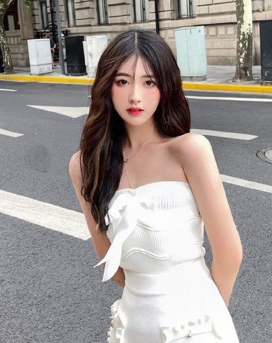 Cô nàng kết hợp nhuần nhuyễn giữa hình ảnh trong sáng thanh thuần của mình và thời trang gợi cảm, khiến người nhìn mê mẩn.