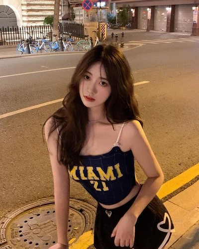 Hot girl cũng chia sẻ, cô thích chơi bóng chày trong nhà, ngắm hoa và ăn uống, nhìn chung là người ưa vận động, biết thưởng thức cuộc sống.