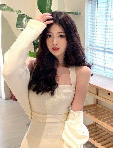 Đa số những fan hâm mộ của hot girl Trung Quốc này đều công nhận rằng, cô nàng sở hữu vẻ đẹp như tiên nữ, không có chút nào giống yêu quái, quái vật cả.