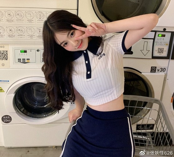 Năm nay 22 tuổi, Trương thường xuyên chia sẻ những bức ảnh đẹp lung linh trên mạng. Phong cách của cô nàng hướng đến là một tiểu thư đài các, thi thoảng có chút gợi cảm.