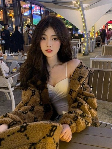 Được biết, hot girl họ Trương tốt nghiệp trường Cao đẳng Truyền thông Tứ Xuyên, Trung Quốc.