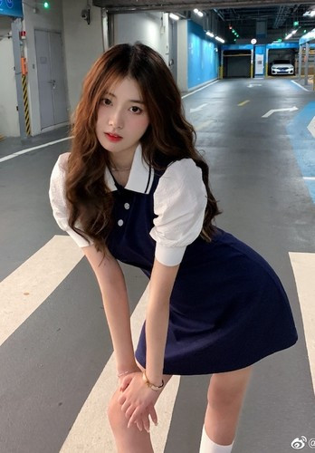 Theo tìm hiểu, hot girl xinh đẹp này có nickname trên mạng xã hội là Trương Yêu Quái. Thế nhưng, không hề xấu xí như những yêu quái mà chúng ta thường thấy trong phim ảnh, hot girl họ Trương vô cùng bắt mắt.